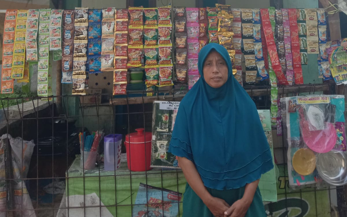 Foto: Penjual minuman yang telah memanfaatkan fasilitas kredit mikro BPR Kerta Raharja Gemilang.